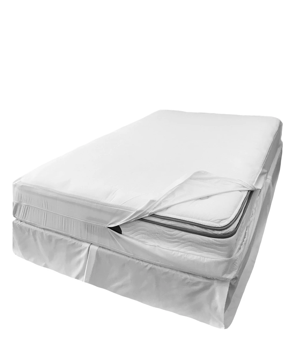 Housse anti-punaises de lit installée sur un matelas et un sommier