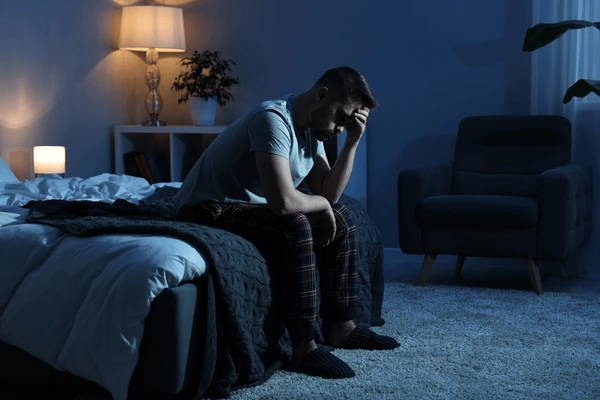 Personne souffrant d'insomnie causée par les punaises de lit